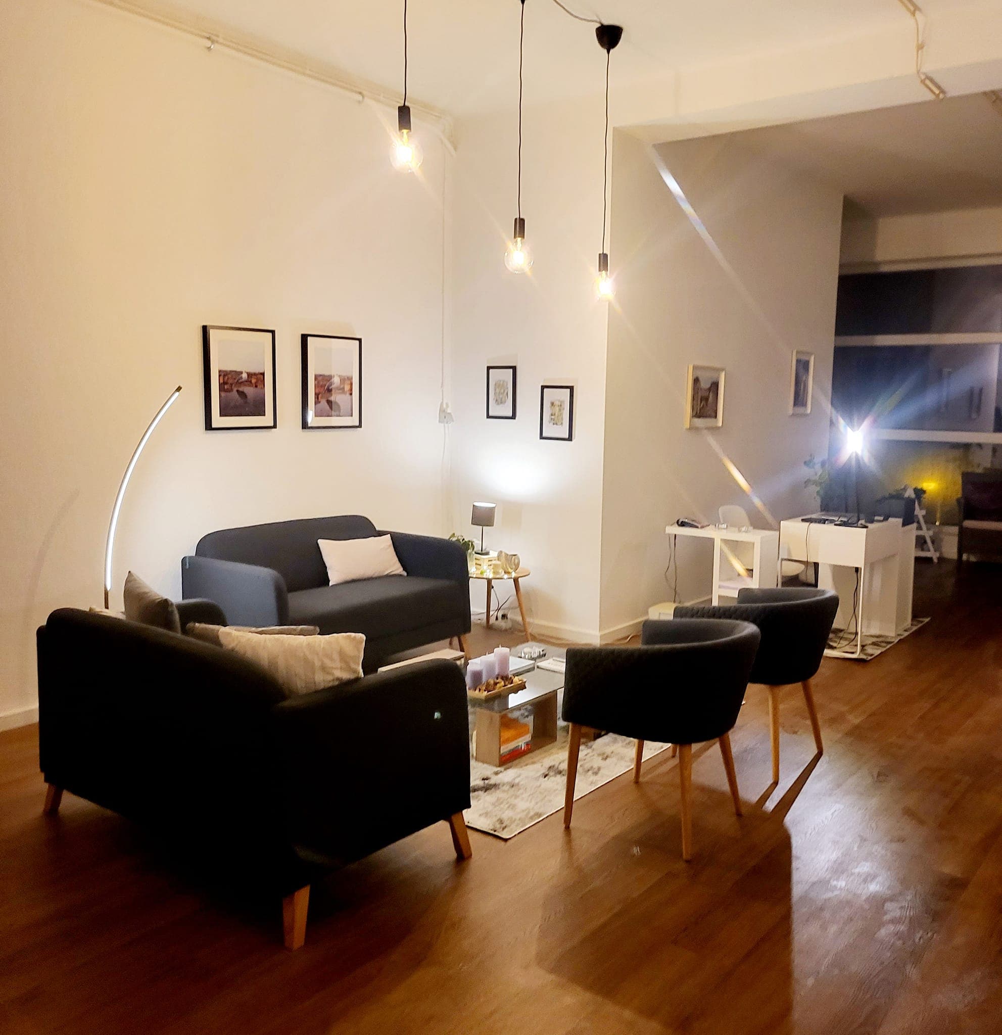 Sala de estar do espaço de atendimento em Almada